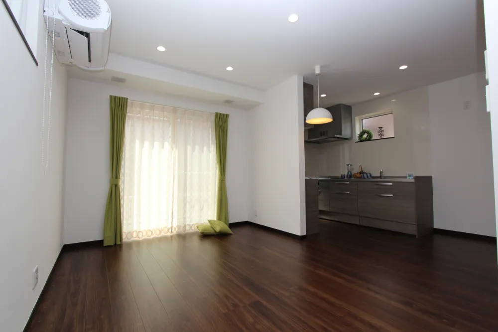 リビング入口から見渡すと、奥のキッチンまで視線が真っすぐに抜けます。あえて仕切りを最小限にすることで、広く感じられる空間になりました。