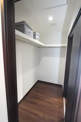 ゆったりとした広さのWIC。ソーラーサーキットの建物は湿気がたまりにくく、衣類や湿気を嫌う画材、作品も安心して保管できます。