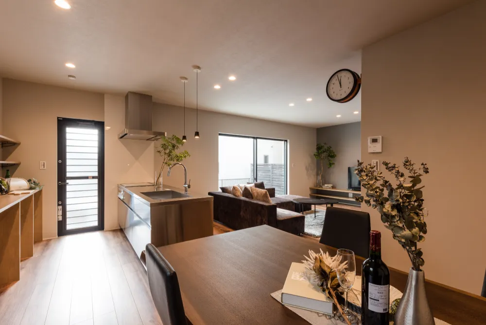 サンワカンパニーのステンキッチンを囲む多趣味なお家