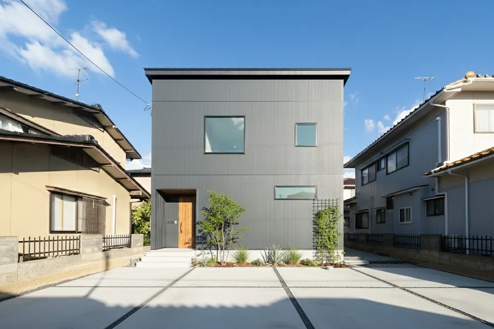 ブラック×木目を合わせたこだわりの外観