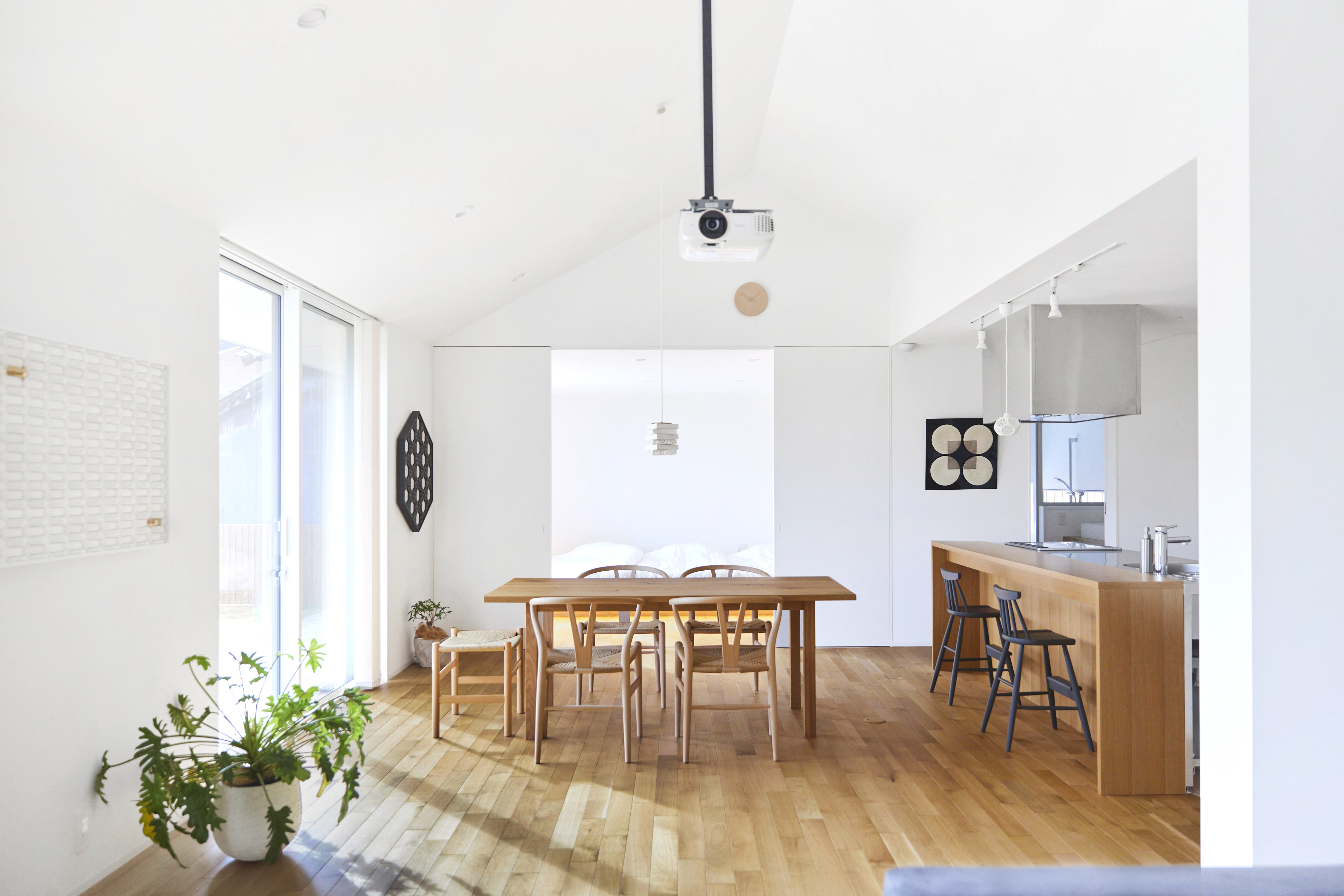 勾配天井が広々としたダイニングスペース