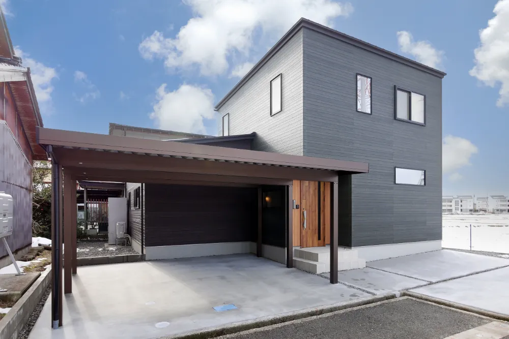 絵画のように切り取った田園風景を望む家