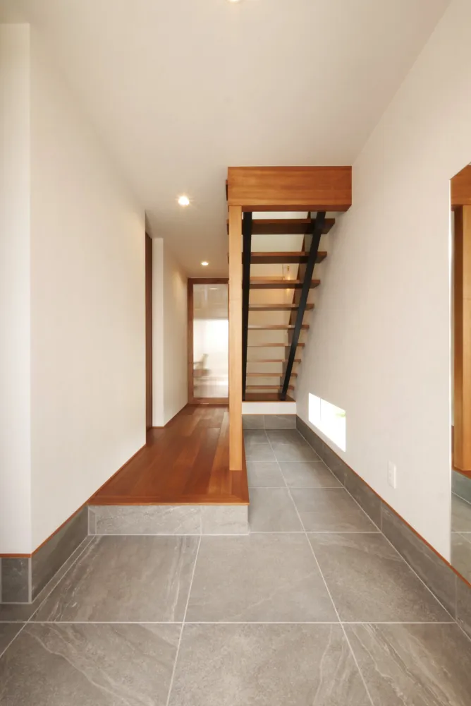 銘木のチーク無垢材が映える家