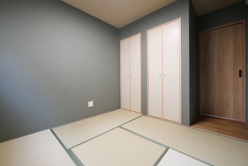 絵画のように切り取った田園風景を望む家