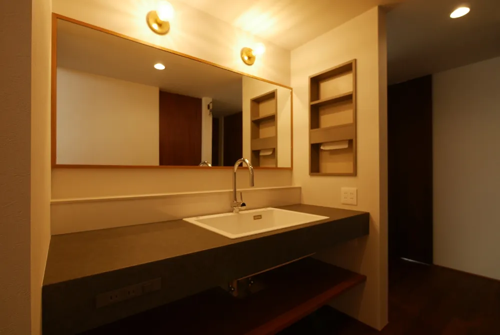 銘木のチーク無垢材が映える家