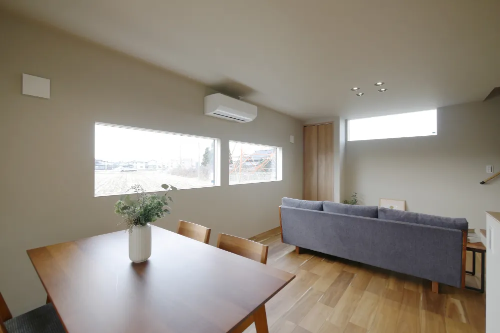 絵画のように切り取った田園風景を望む家