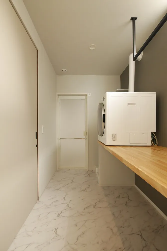 銘木のチーク無垢材が映える家