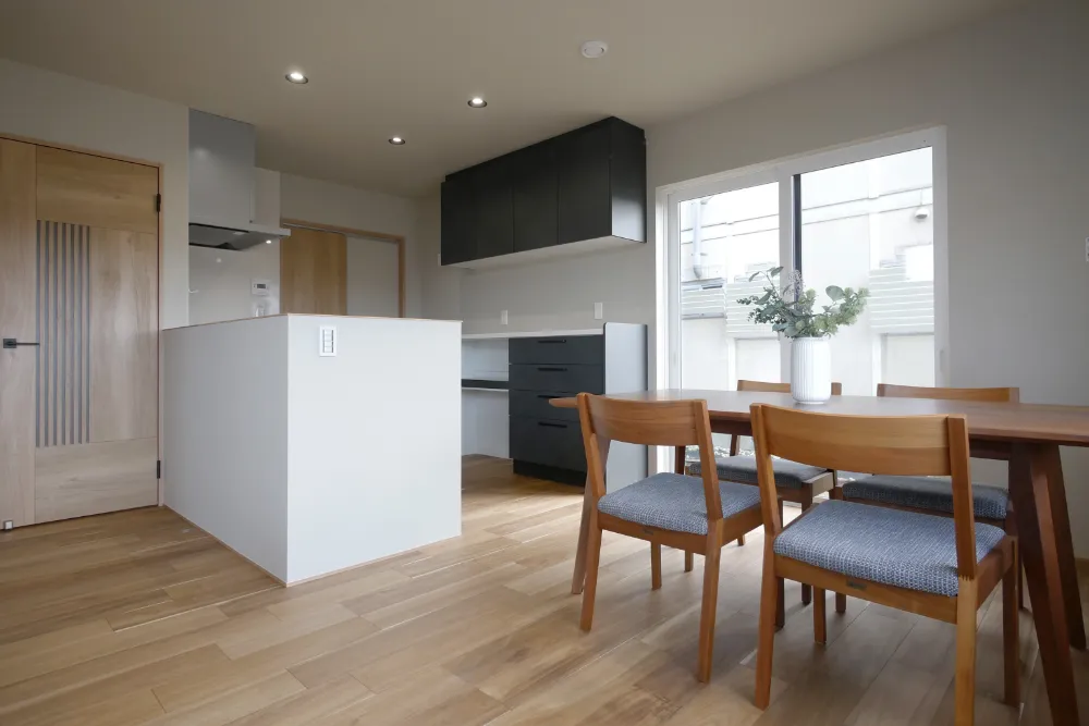 絵画のように切り取った田園風景を望む家