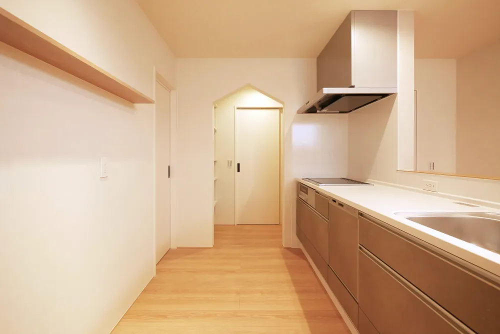 高天井から降り注ぐ自然の光に包まれる家