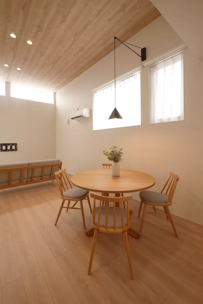 高天井から降り注ぐ自然の光に包まれる家