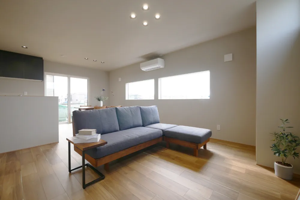 絵画のように切り取った田園風景を望む家