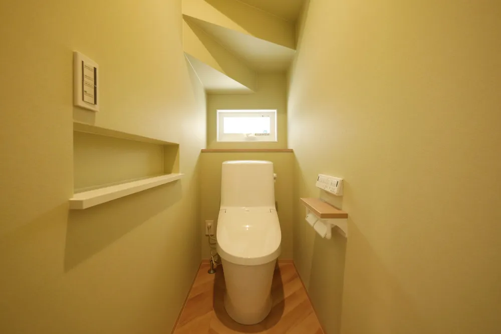 高天井から降り注ぐ自然の光に包まれる家