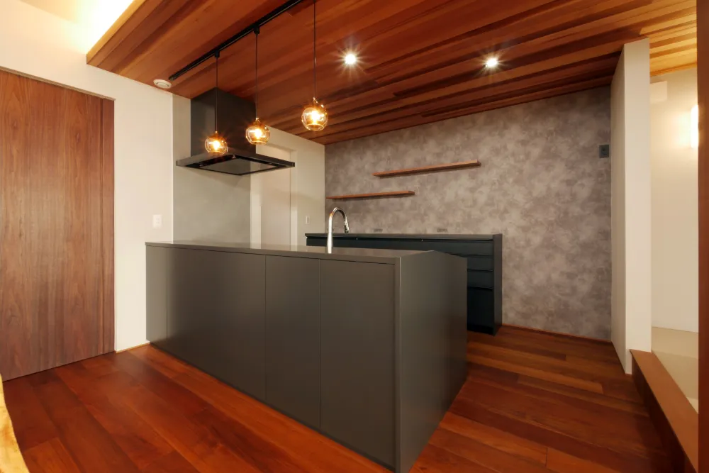 銘木のチーク無垢材が映える家