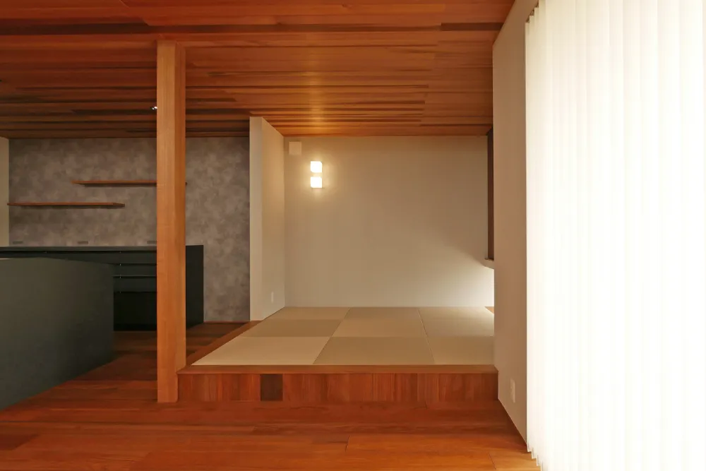 銘木のチーク無垢材が映える家