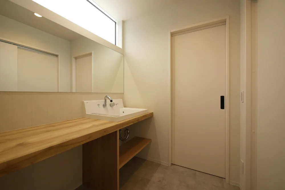 高天井から降り注ぐ自然の光に包まれる家