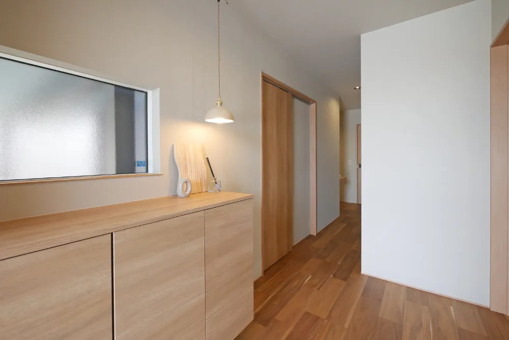 絵画のように切り取った田園風景を望む家