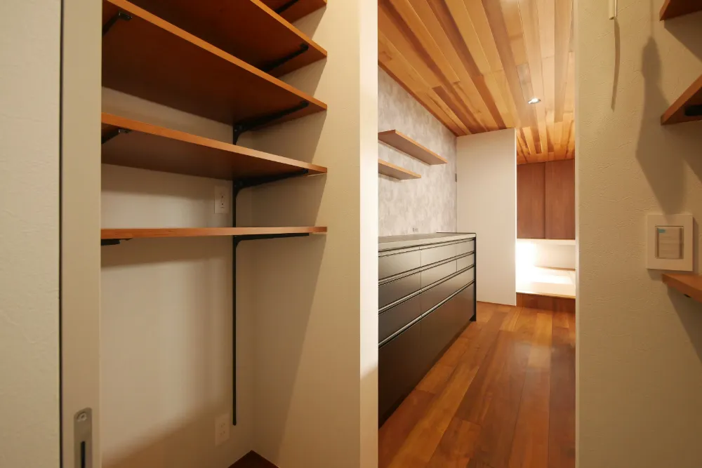 銘木のチーク無垢材が映える家