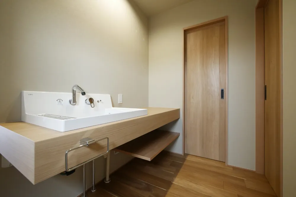 絵画のように切り取った田園風景を望む家