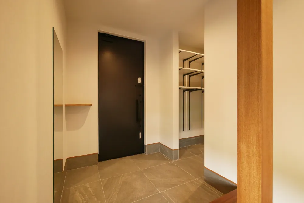 銘木のチーク無垢材が映える家