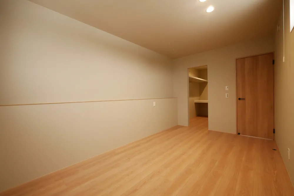 高天井から降り注ぐ自然の光に包まれる家