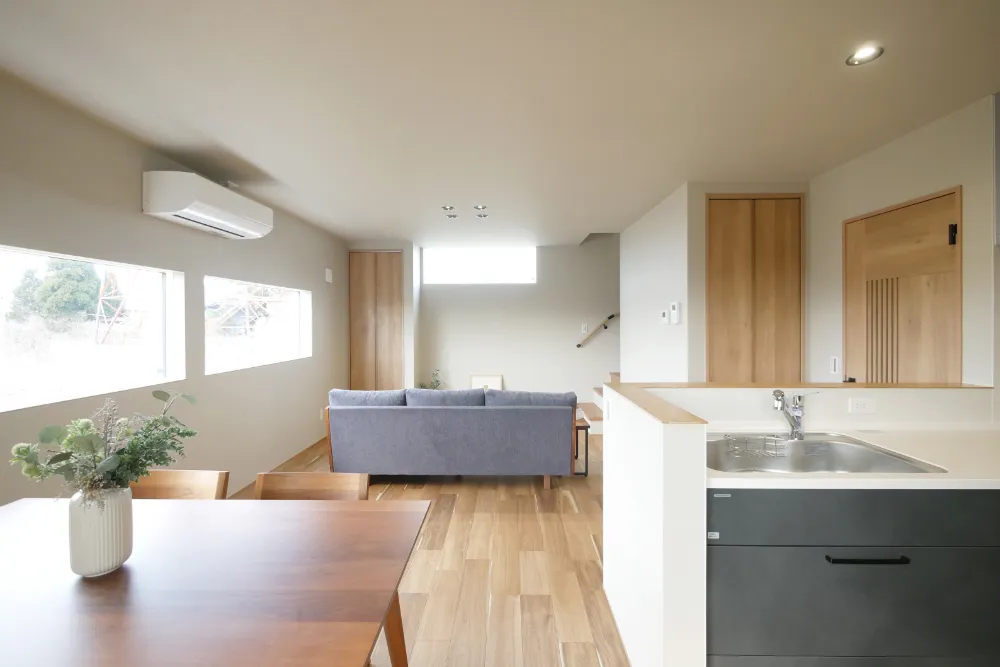 絵画のように切り取った田園風景を望む家