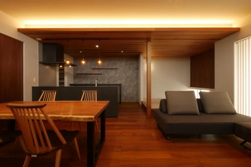 銘木のチーク無垢材が映える家