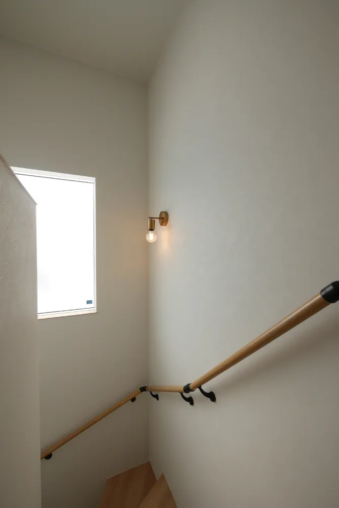 高天井から降り注ぐ自然の光に包まれる家