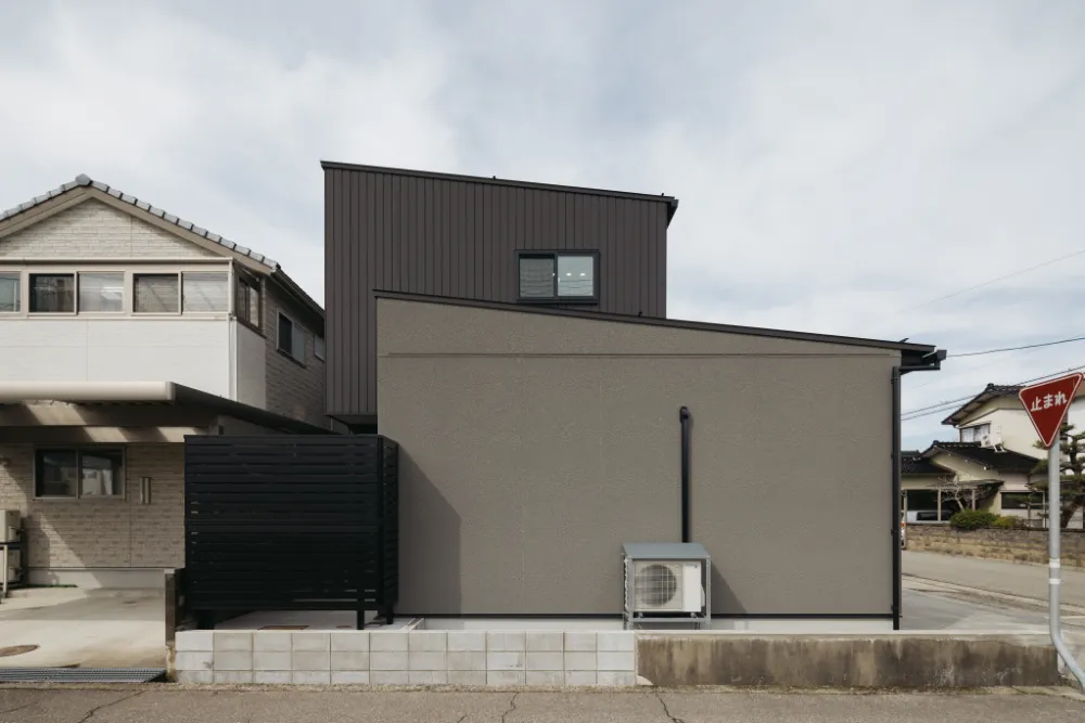 シンプルモダンな28坪の住まい ／ イシダ住建