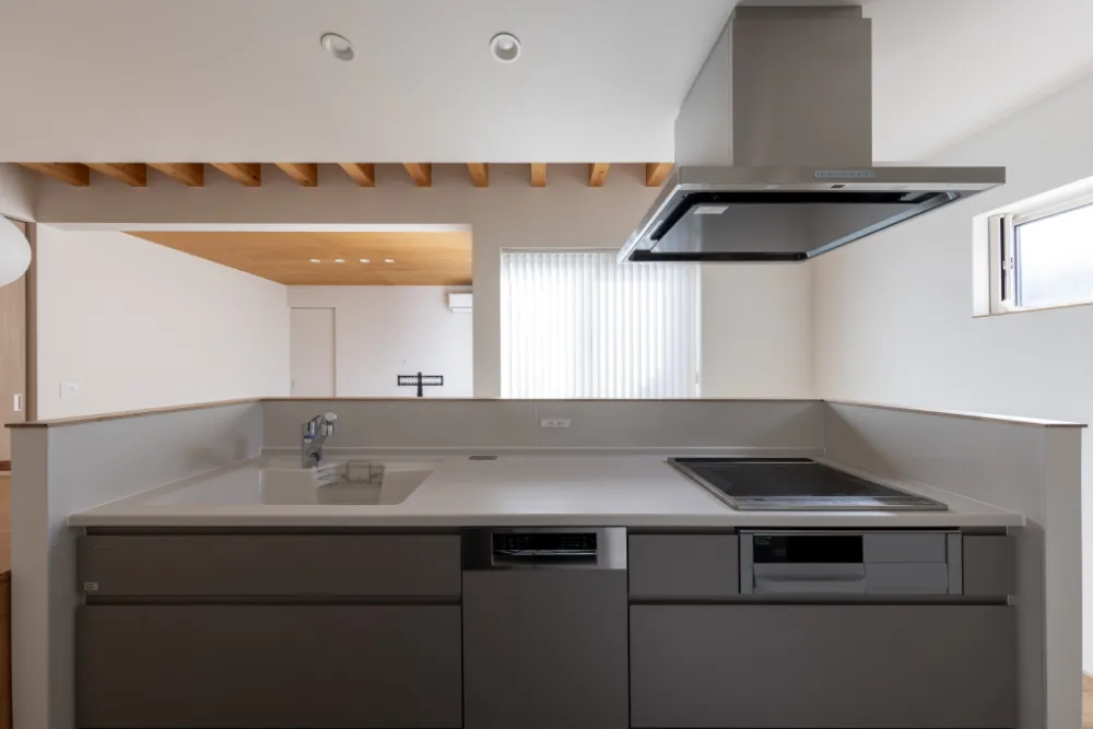 中庭のあるシンプルな木の住まい ／ イシダ住建