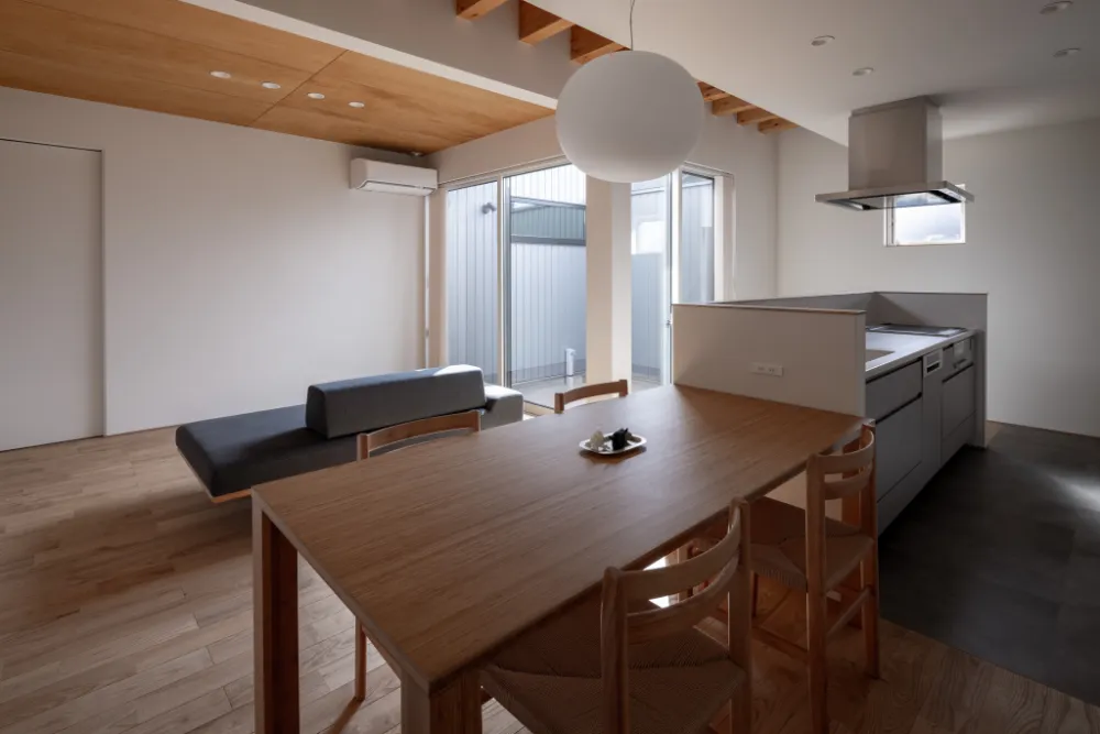 中庭のあるシンプルな木の住まい ／ イシダ住建