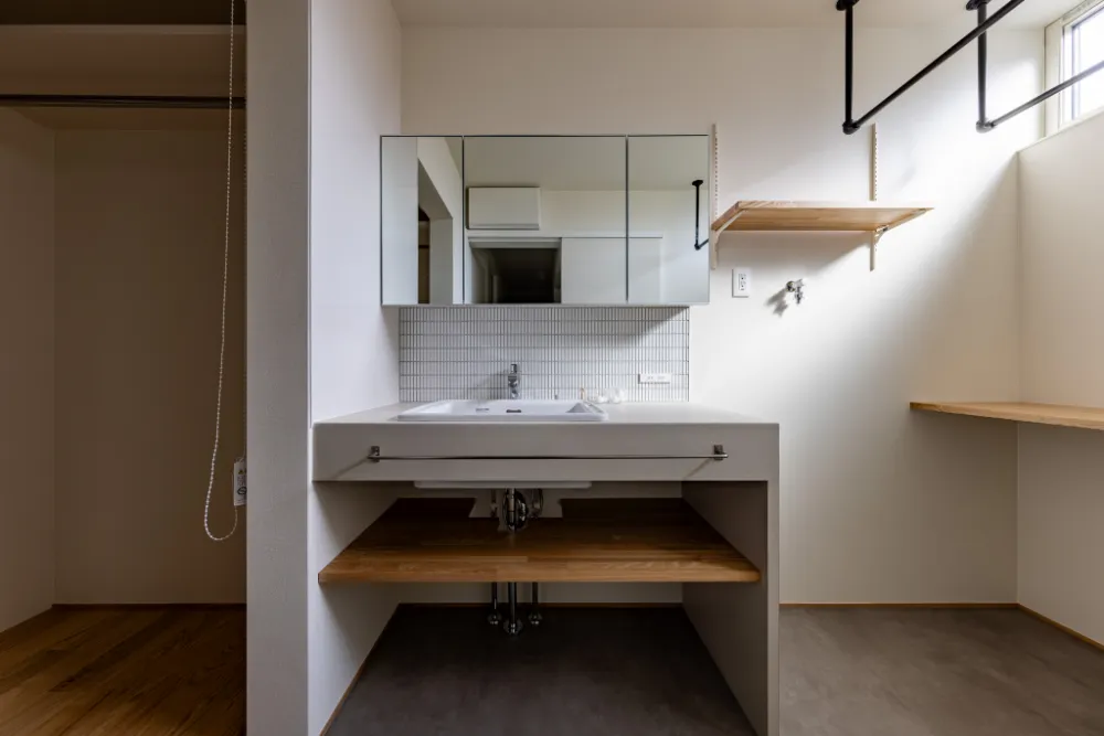 中庭のあるシンプルな木の住まい ／ イシダ住建