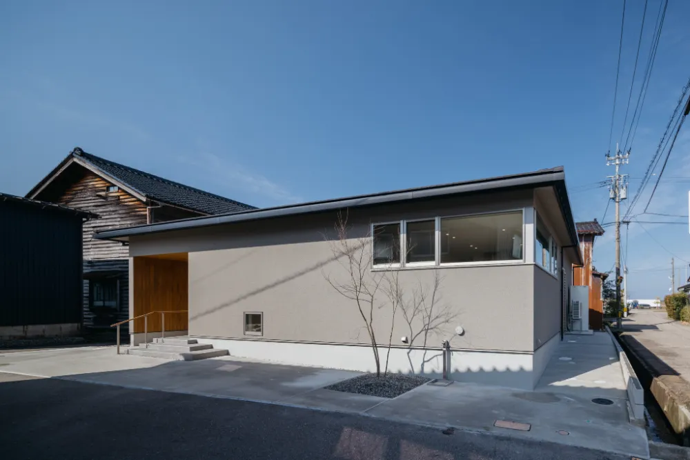 三世帯で暮らす平屋の住まい ／ イシダ住建