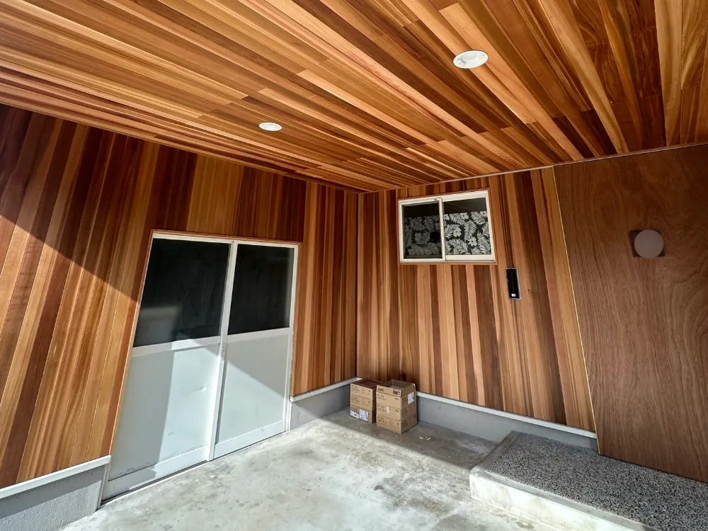 自然素材が迎える、玄関リフォーム