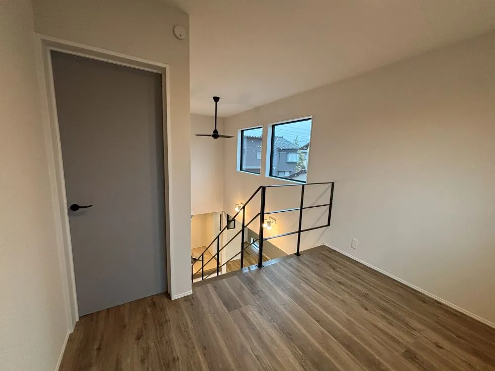 吹き抜けのある 猫と暮らす家