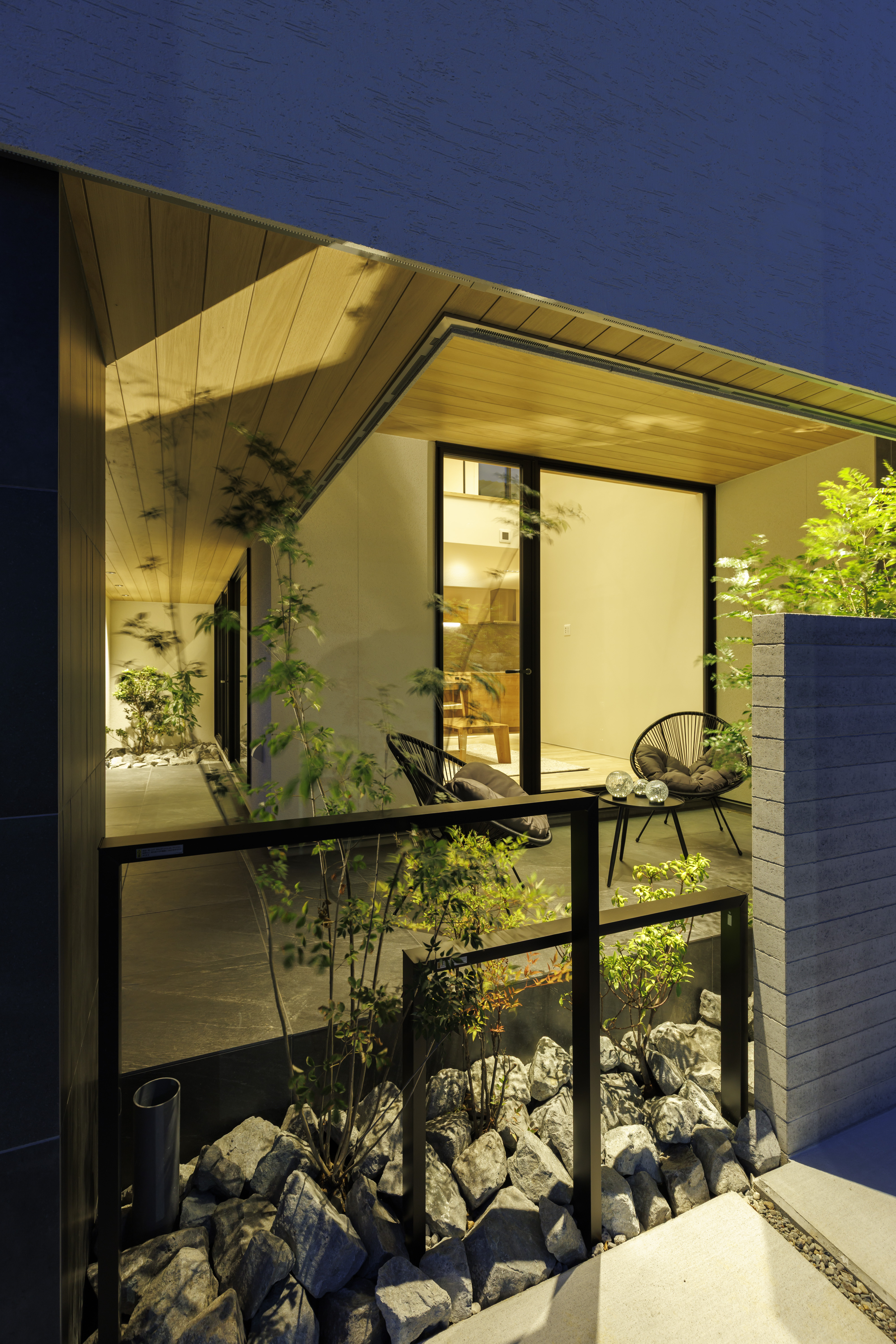 ライトアップされたテラススペース