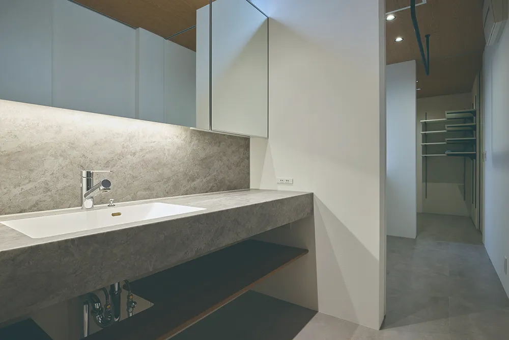 吹抜リビングと 屋外テラスがつながる 開放的なすまい