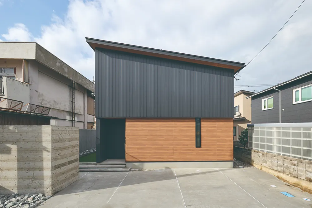 吹抜リビングと 屋外テラスがつながる 開放的なすまい