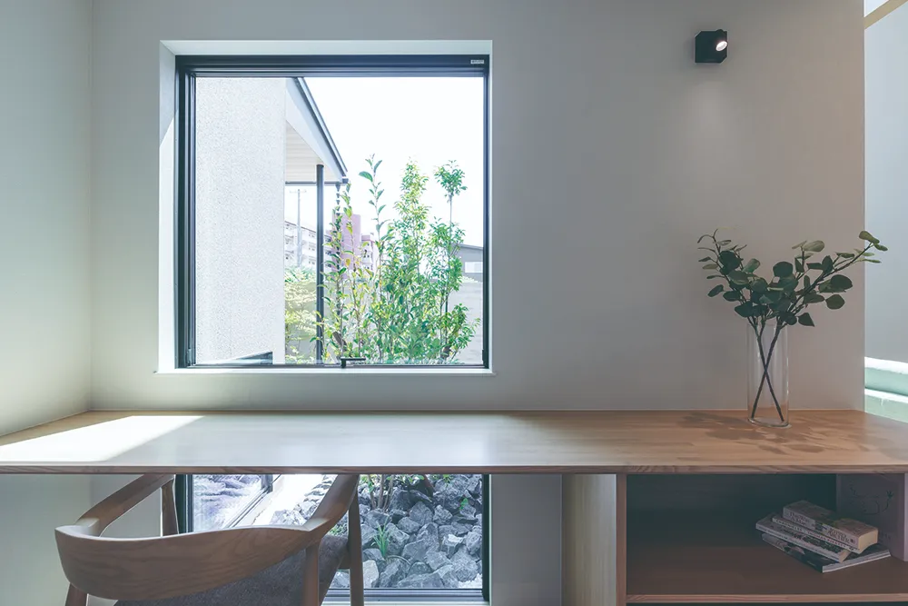 坪庭を愛でる書斎コーナー