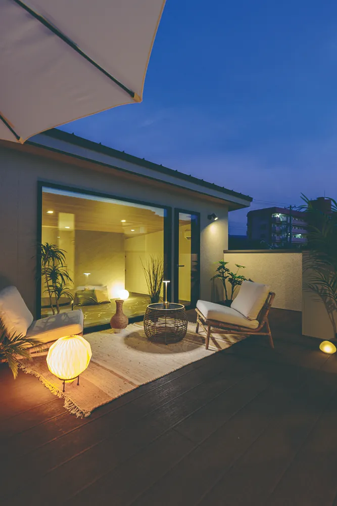 景色の変わる夜のバルコニー