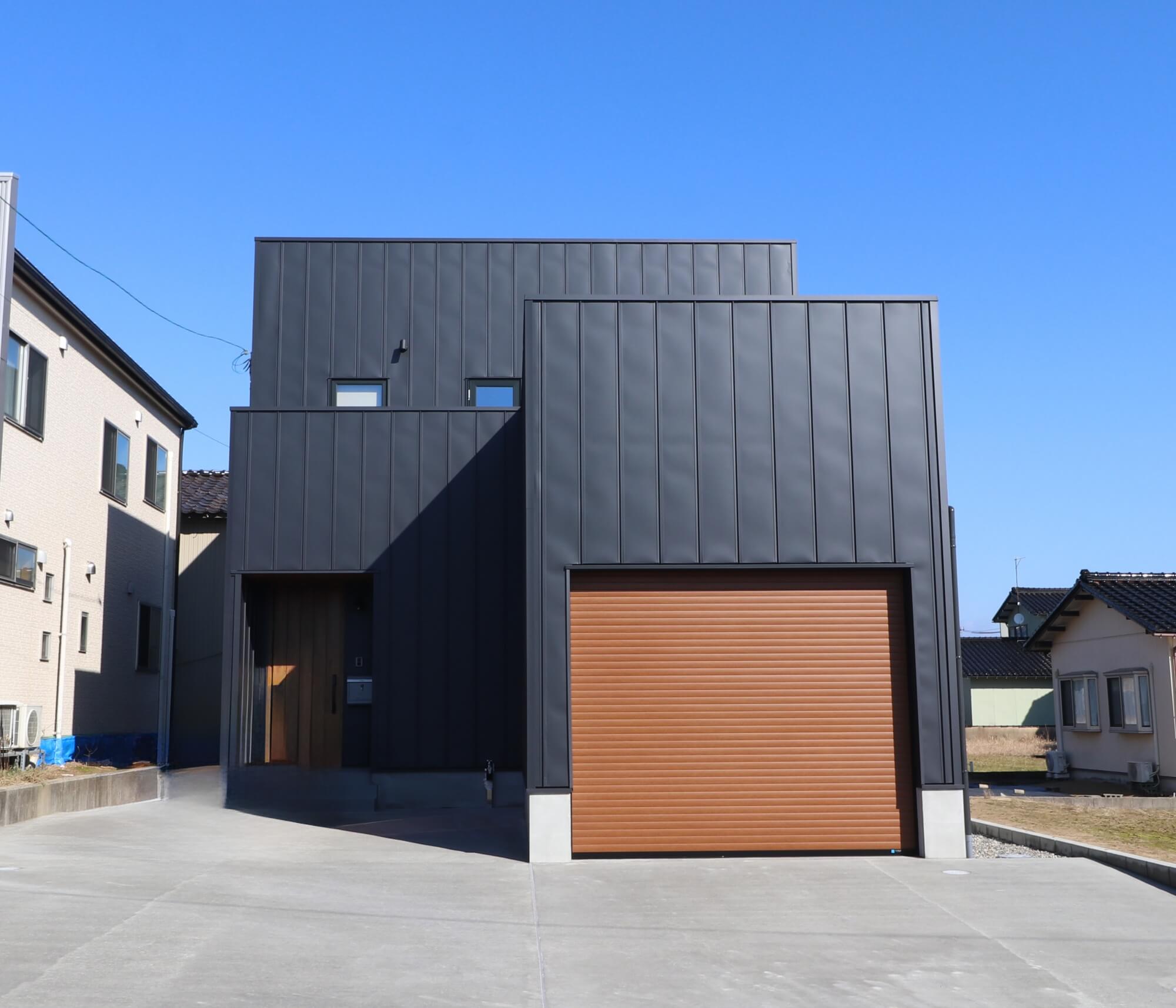 吹き抜けの光が差し込むリビング