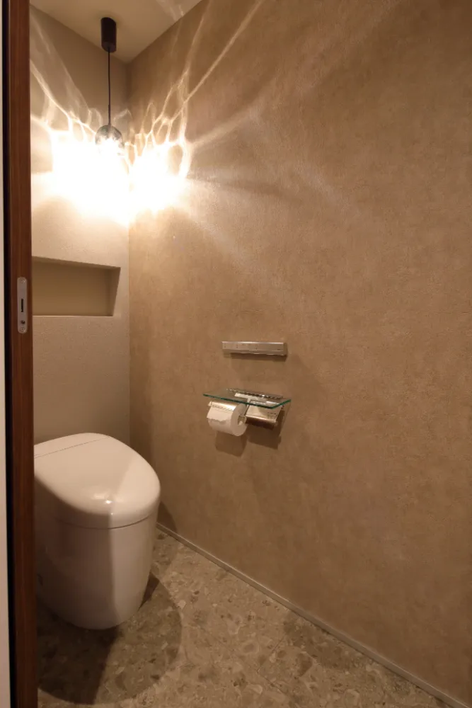 【平屋の極み】木目天井と間接照明が織りなす、24帖のホテルライク空間