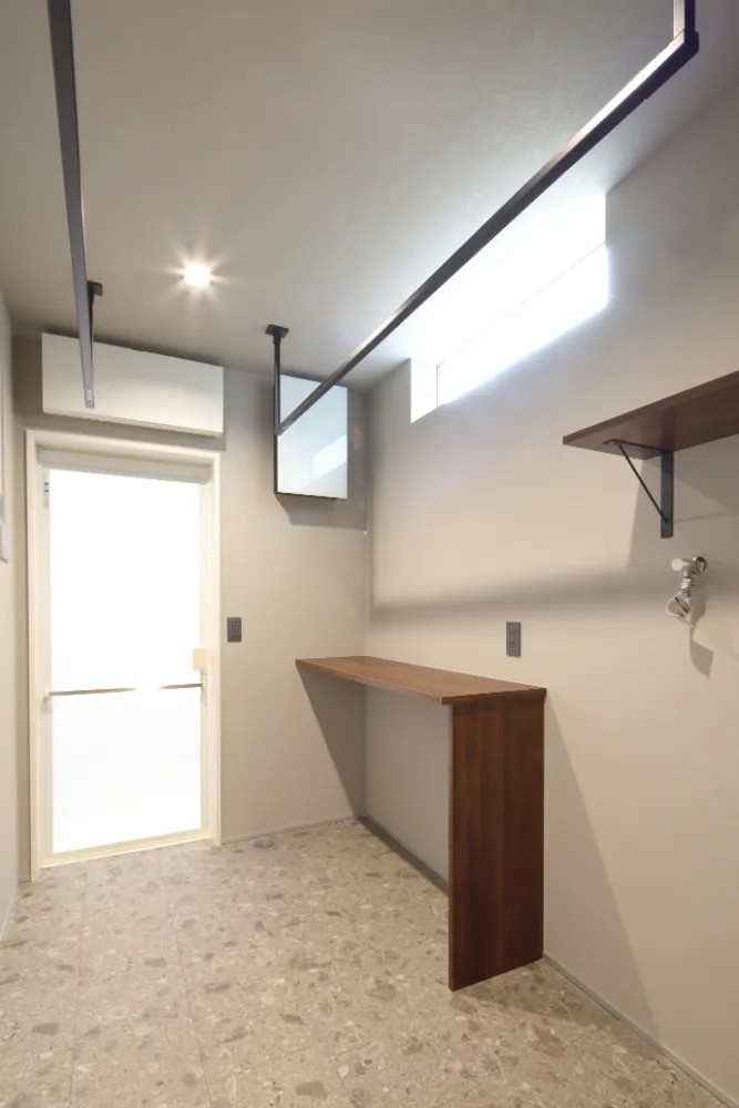 【平屋の極み】木目天井と間接照明が織りなす、24帖のホテルライク空間