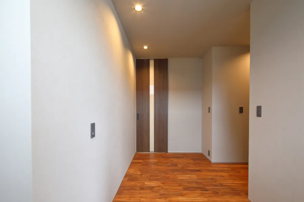 【平屋の極み】木目天井と間接照明が織りなす、24帖のホテルライク空間