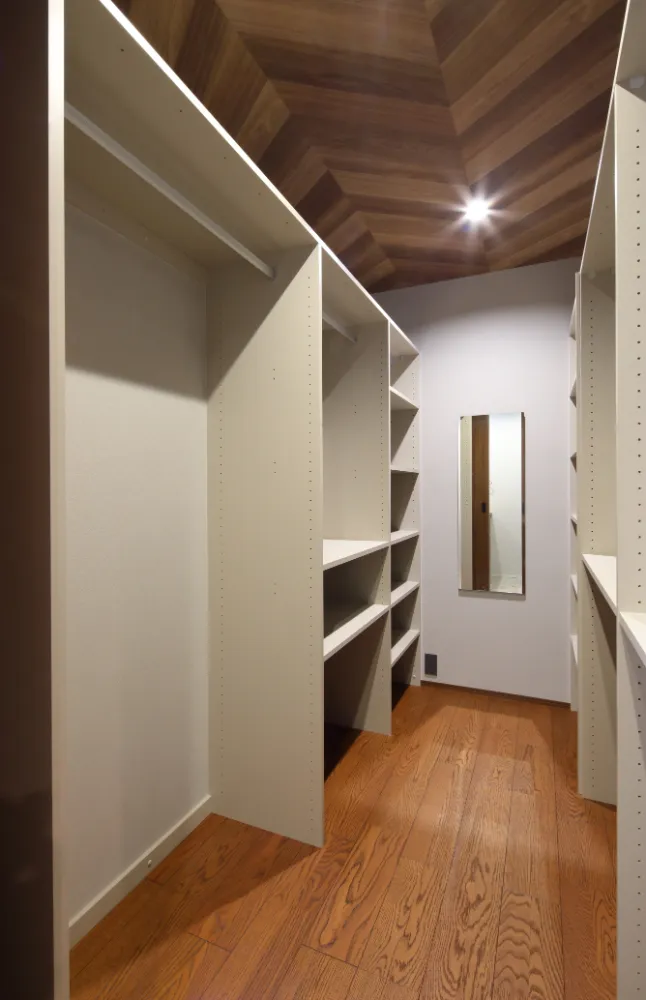 【平屋の極み】木目天井と間接照明が織りなす、24帖のホテルライク空間