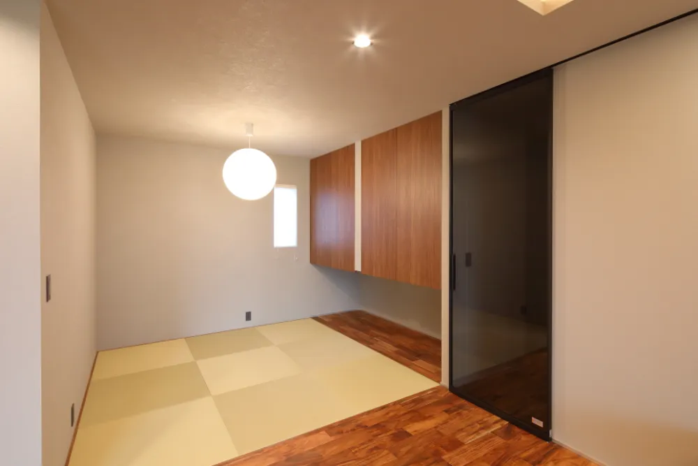 【平屋の極み】木目天井と間接照明が織りなす、24帖のホテルライク空間