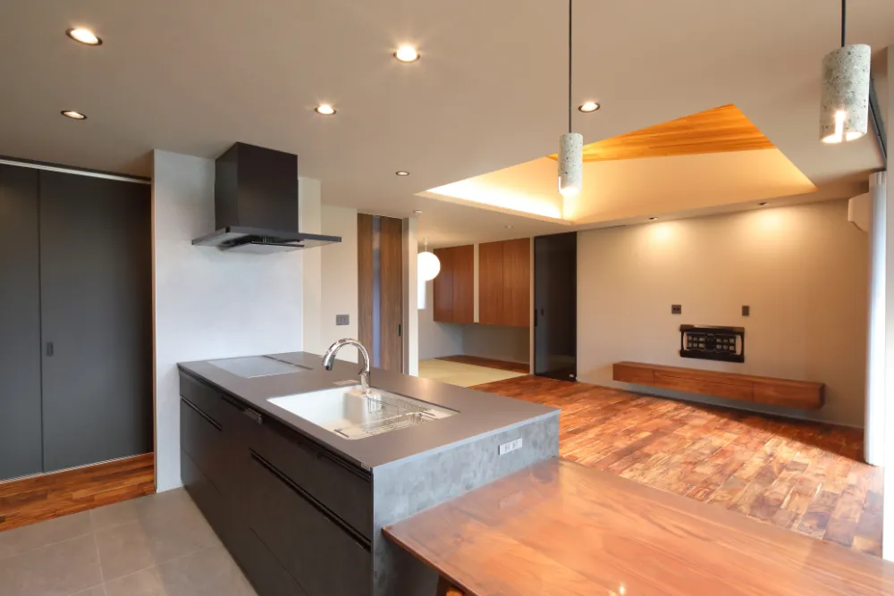 【平屋の極み】木目天井と間接照明が織りなす、24帖のホテルライク空間