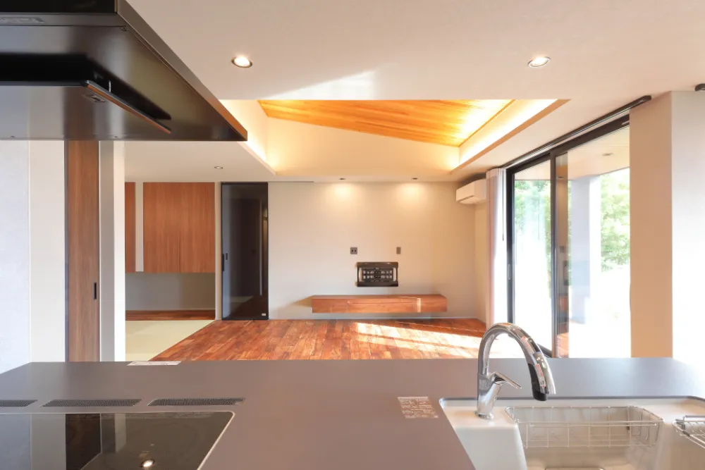 【平屋の極み】木目天井と間接照明が織りなす、24帖のホテルライク空間