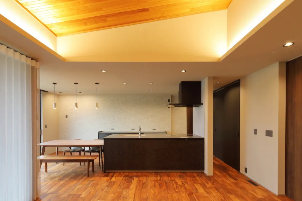 【平屋の極み】木目天井と間接照明が織りなす、24帖のホテルライク空間