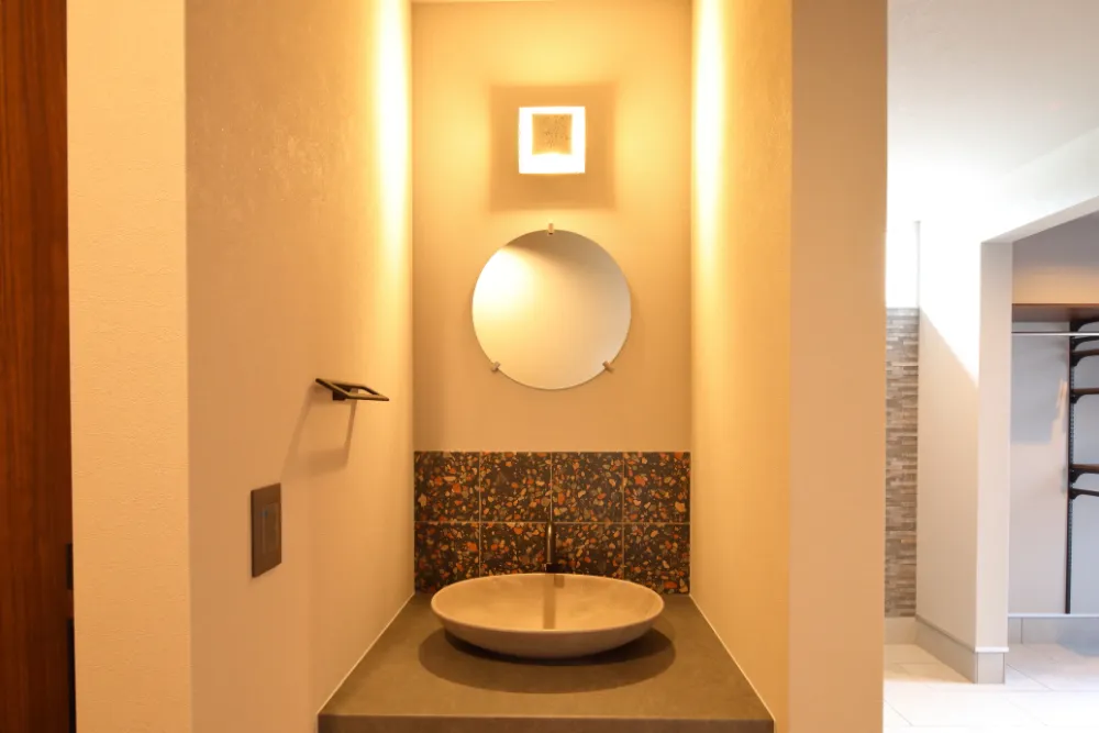 【平屋の極み】木目天井と間接照明が織りなす、24帖のホテルライク空間