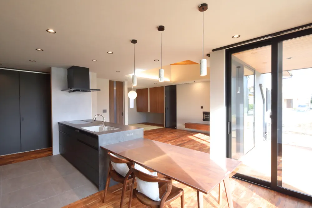 【平屋の極み】木目天井と間接照明が織りなす、24帖のホテルライク空間